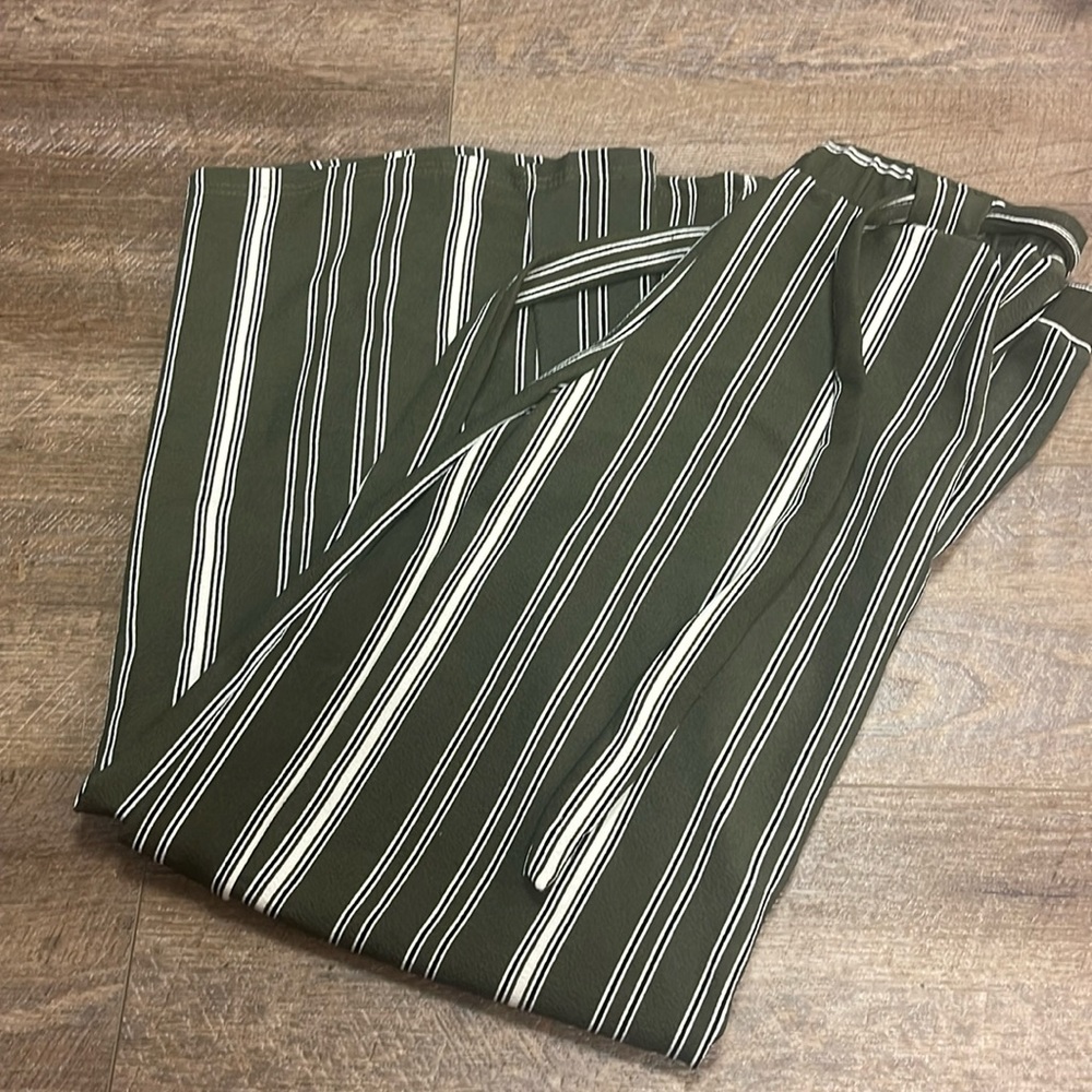 Size medium green and white hot kiss flowy pants